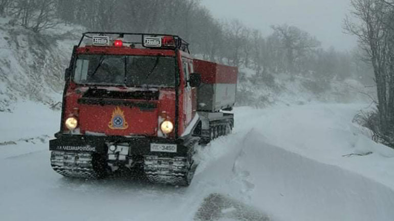 Επιχειρήσεις διάσωσης τριών πολιτών από την πυροσβεστική λόγω έντονης χιονόπτωσης